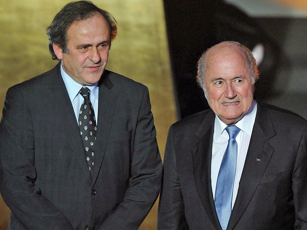 Platini (l.) setzt eine Spitze gegen Blatter Platini (l.) setzt eine Spitze gegen Blatter