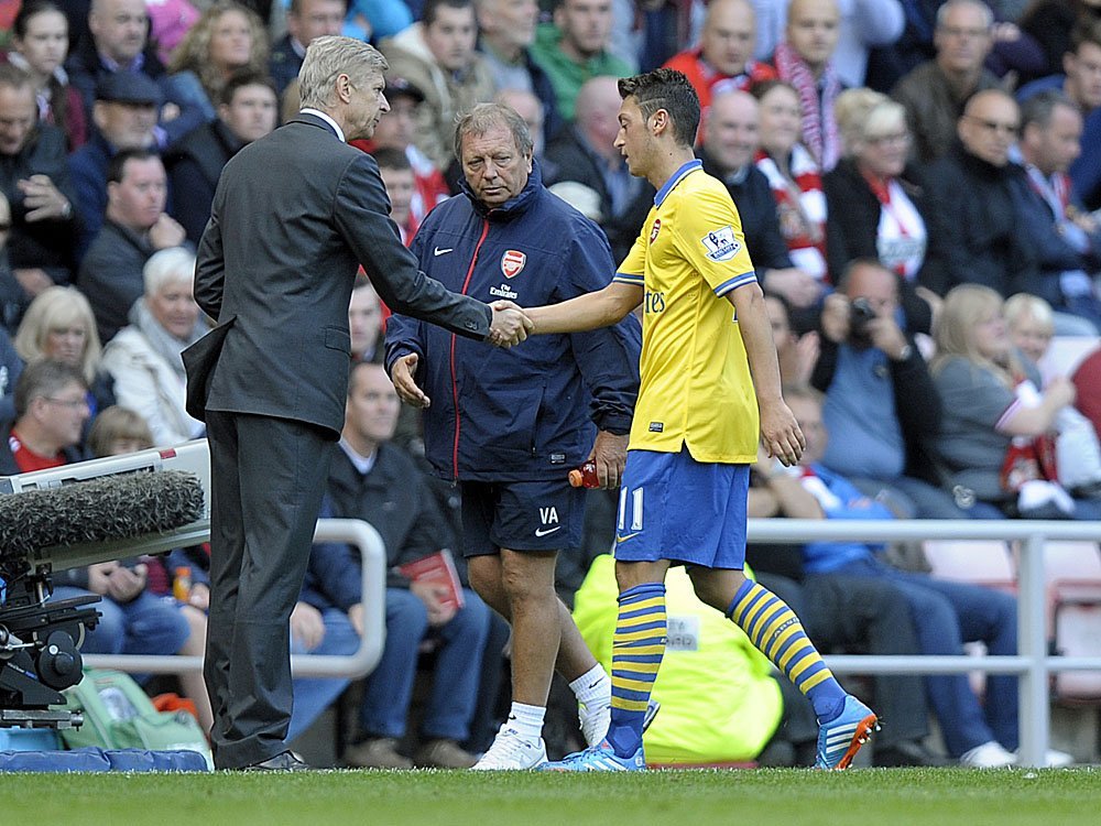Arsene Wenger unterstützt Mesut Özil Arsene Wenger unterstützt Mesut Özil