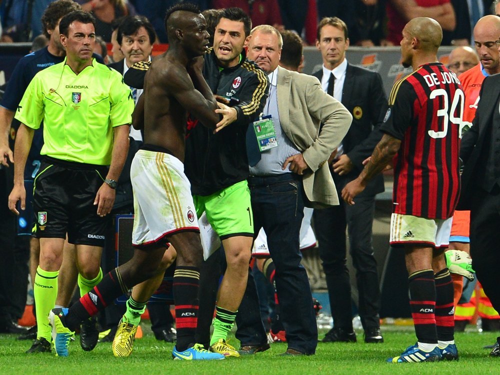 Balotelli (2.v.l.) wurde wegen Beleidigung gesperrt