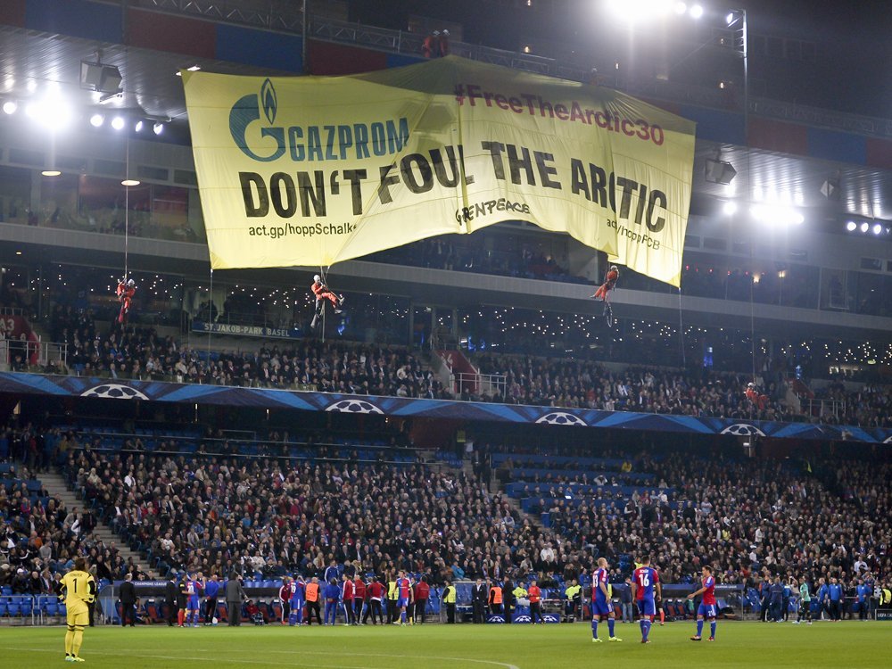 Dem FC Basel droht eine Strafe für die Plakat-Aktion von Greenpeace Dem FC Basel droht eine Strafe für die Plakat-Aktion von Greenpeace
