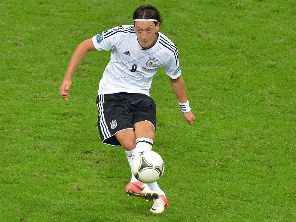 Mesut Özil beginnt im Sturm