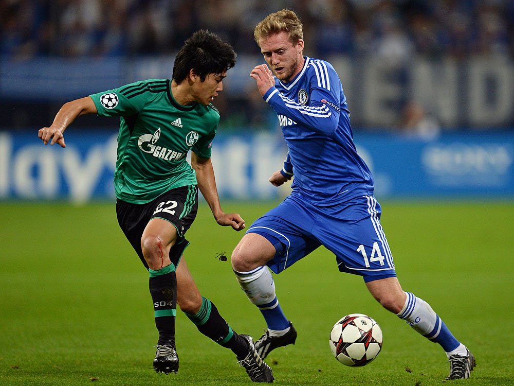 André Schürrle (r.) im Zweikampf mit Schalkes Atsuto Uchida André Schürrle (r.) im Zweikampf mit Schalkes Atsuto Uchida