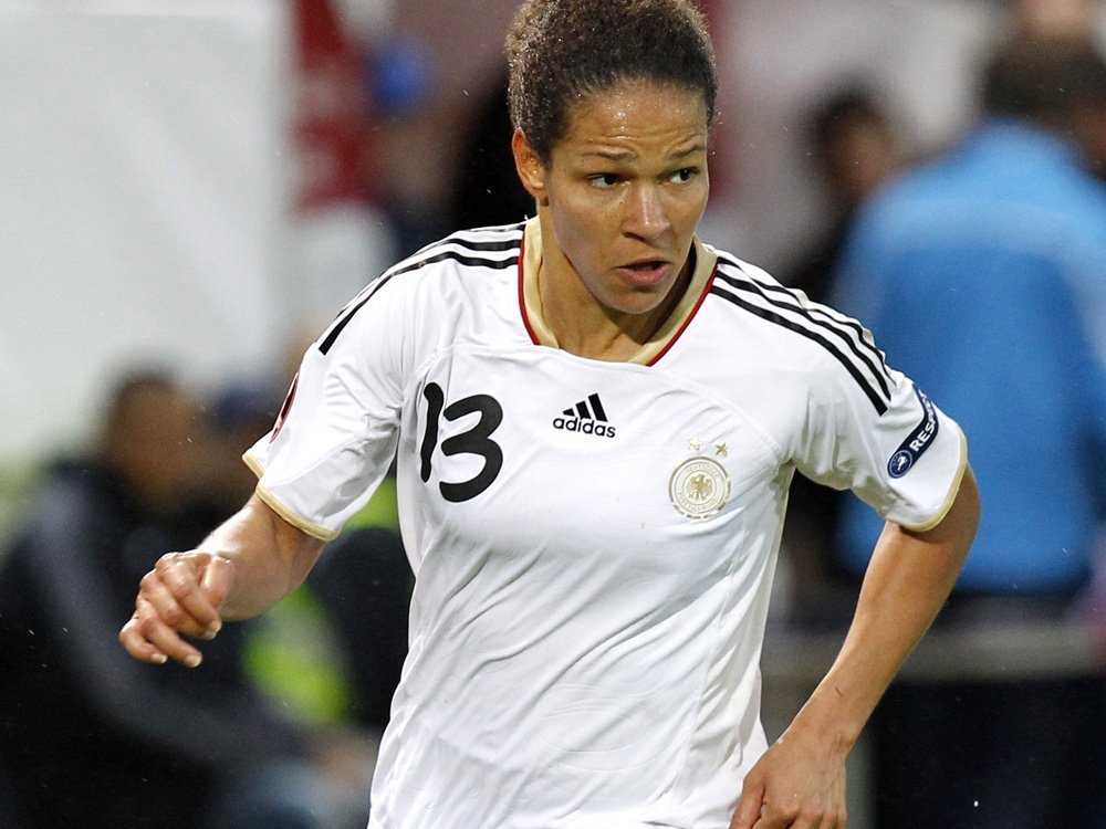 Celia Sasic trifft zum 1:0 für Deutschland