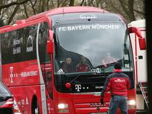 Der Bus von Bayern München kollidiert mit einem Auto