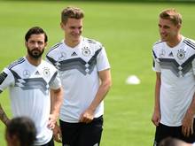 Matthias Ginter (Mitte) sieht im Fußball viel Kraft