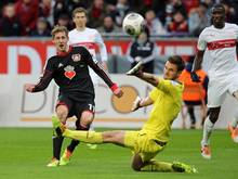 Stefan Kießling (l.) trifft gegen den VfB Stuttgart