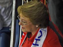 Bachelet fiebert bei jedem Spiel ihrer La Roja mit