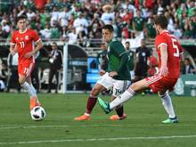 Mexikos Torjäger Chicharito (m.) blieb beim Test gegen Wales ohne Treffer