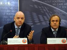 Gianni Infantino (l.) bedauert das Urteil gegen Michel Platini