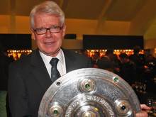 Überreicht die Meisterschale: Liga-Boss Reinhard Rauball