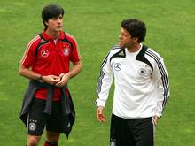 Michael Ballack (r.) glaubt an Löw-Abschied nach der WM