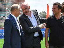 Lothar Matthäus (r.) im Gespräch mit Wladimir Putin (l.) und FIFA-Präsident Gianni Infantino