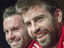Piqué (r.) weist die Favoritenrolle Spaniens zurück