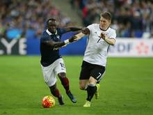 Lassana Diarra im Duell mit Bastian Schweinsteiger