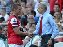 Lukas Podolski (l.) und Trainer Arsène Wenger (r.)