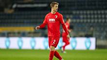 Robert Gumny vom FC Augsburg sah wegen einer Notbremse die Rote Karte