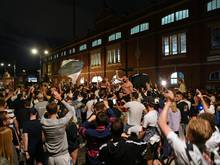 Nach dem Aufstieg haben die Fulham-Fans ohne Rücksicht auf geltende Coronaregeln gefeiert