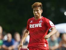 Kazuki Nagasawa (r.) trifft für die Kölner