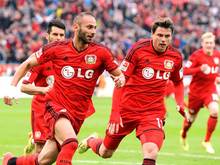Ömer Toprak (l.) trifft für Bayer Leverkusen