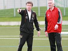 Training in der JVA: Rehhagel (l.) mit Eugen Gehlenborg