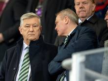 Peter Lawwell (l.) dankt Coach Neil Lennon und dem Team