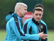 Arsène Wenger (l.) und Nationalspieler Mesut Özil