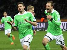 Daniel Caligiuri (l.) schießt Wolfsburg zum Sieg