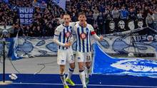 Dardai (l.) und Reese feiern den Sieg der Hertha