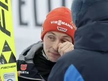 Eric Frenzel wischt sich eine Träne aus dem Auge