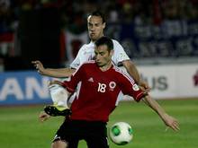 Albaniens Salihi (v.) traf gegen Italien ins eigene Tor
