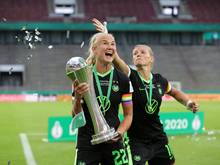 Pernille Harder (l.) bejubelt Wolfsburgs Pokalsieg