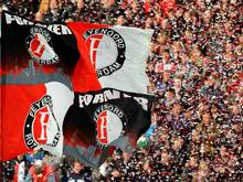Die Polizei hat Feyenoord-Anhänger in Gewahrsam genommen