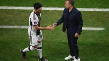 Ilkay Gündogan (l.) und Hansi Flick bei der WM