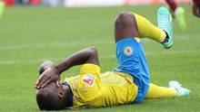 Anthony Ujah von Eintracht Braunschweig verletzte sich an der Schulter