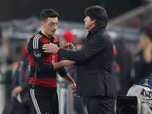 Joachim Löw (r.) setzt auf Mesut Özil (l.)