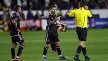 Lionel Messi in Diskussion mit dem Schiedsrichter