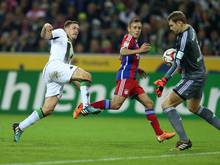 Manuel Neuer (r.) wehrt Max Kruses Versuch ab