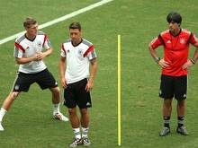 Joachim Löw (r.) kann mit Mesut Özil (Mitte) planen