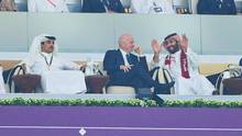 Infantino (M.) und Saudi-Arabiens Kronprinz Salman (r.)