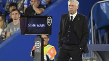 Real-Coach Carlo Ancelotti neben einem VAR-Bildschirm
