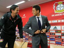 Chicharito (r.) debütierte für die Werkself