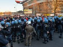 Proteste der Fans des AC Mailand vor dem Stadion
