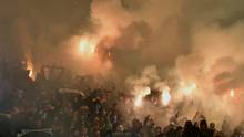 VfL-Fans brennen in Leverkusen Pyrotechnik ab