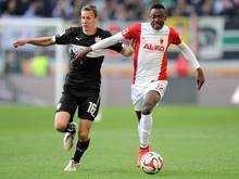 Chelsea soll an Augsburgs Abdul Rahman Baba (r.) interessiert sein