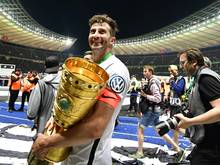 David Abraham mit dem DFB-Pokal