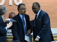 Al Khalifa (m.) im Gespräch mit Isaa Hayatou (r.)
