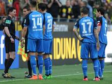 Hoffenheims Spieler reklamieren nach dem 1:0 durch Reus