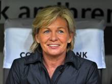 Bundestrainerin Silvia Neid bittet zum Fitnesstest