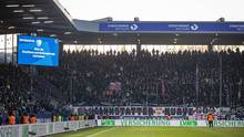 Eine Zaunfahne verzögerte das Spiel zwischen Bochum und Stuttgart