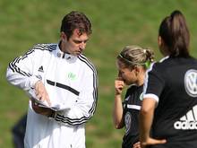 Wolfsburgs Trainer Ralf Kellermann gibt Anweisungen